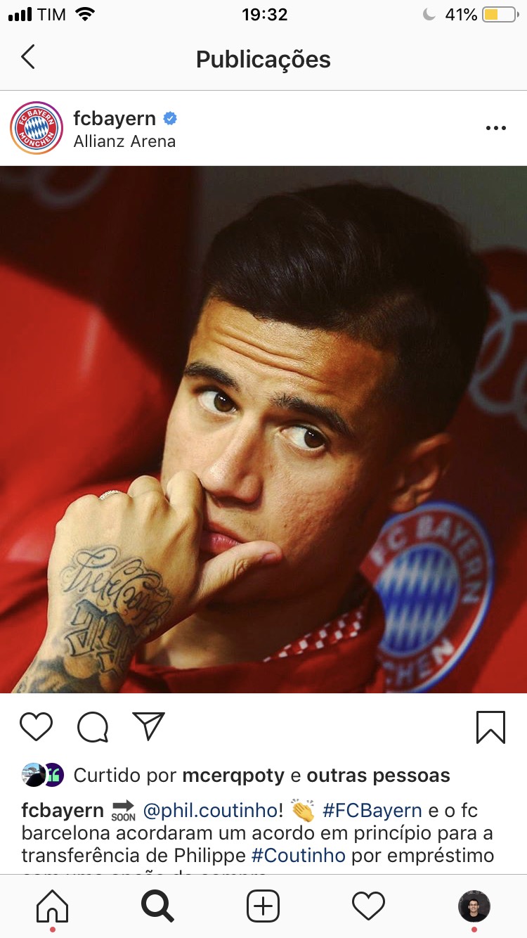 Coutinho sentado no banco de reservas do Bayern de Munique