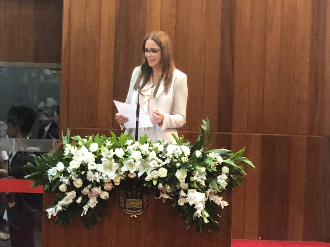 Deputada Lucy Soares discursa ao entregar título de cidadania a Maria da Penha