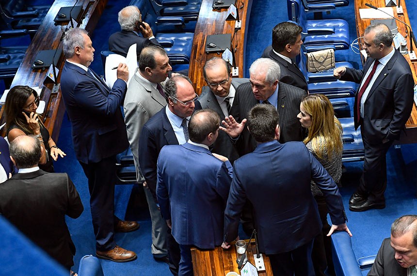 Durante a análise no Congresso, foram incorporadas alterações em regras trabalhistas, o que gerou críticas de parlamentares.