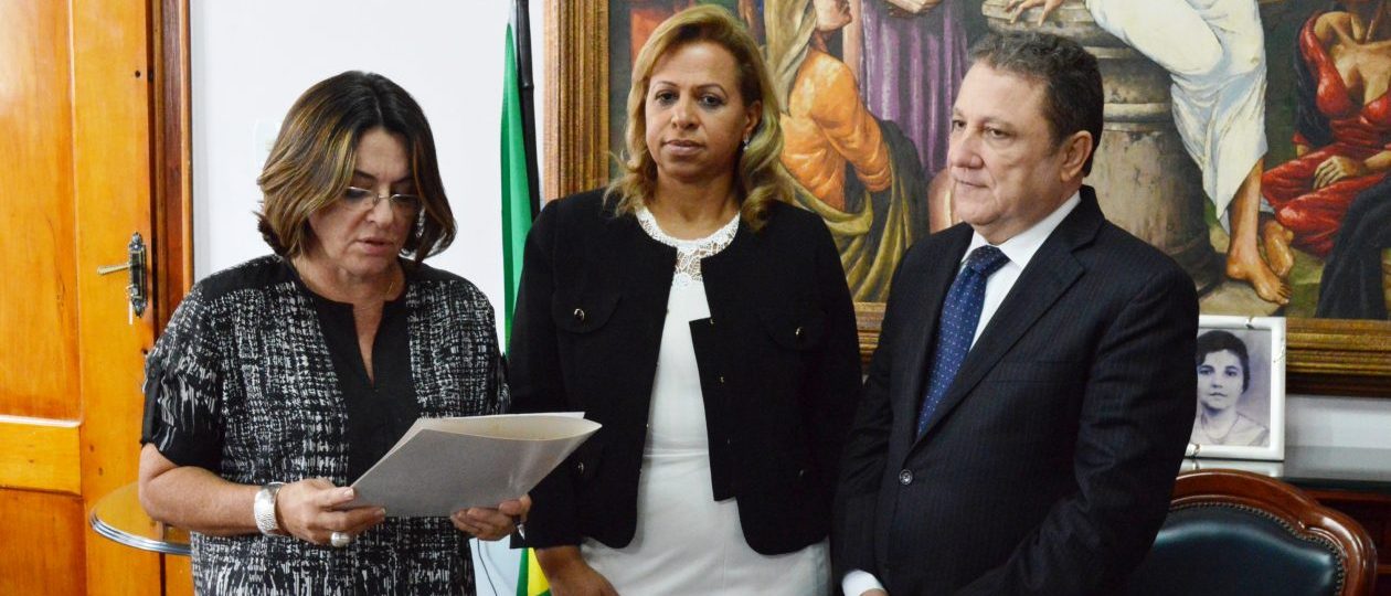 Juíza Nuza Maria Oliveira Lima (ao centro) em posse da comarca de São João dos Patos