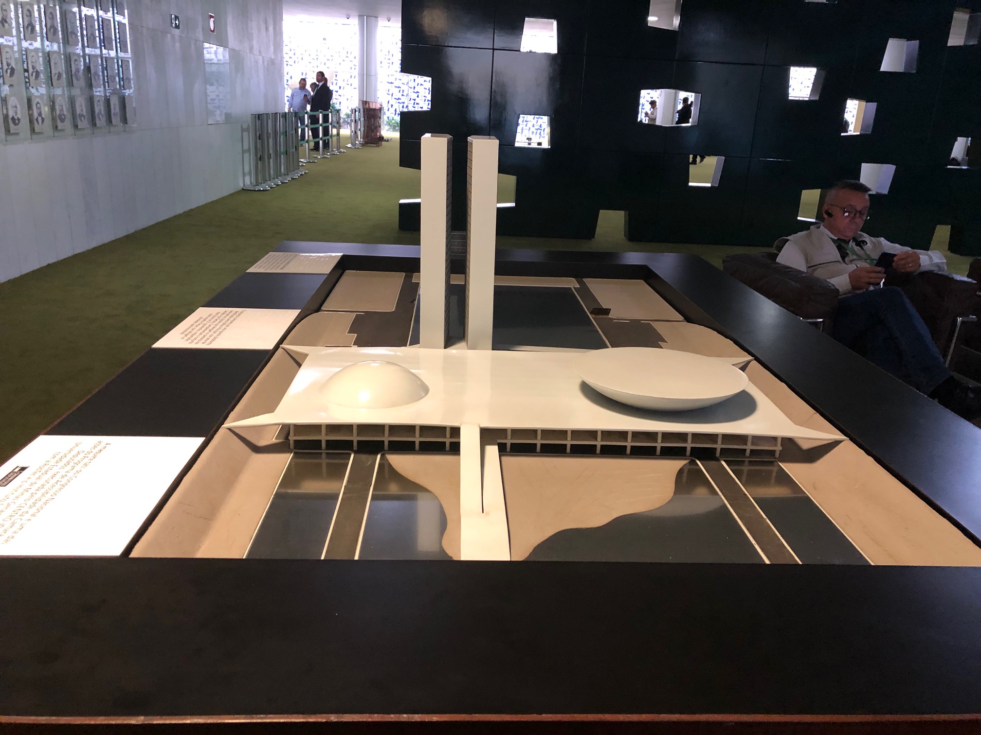 Maquete Tátil do Congresso Nacional [o Palácio do Congresso foi projetado por Oscar Niemeyer a partir do plano urbanístico de Lúcio Costa]