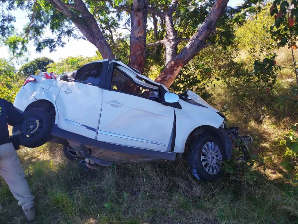 O carro colidiu contra uma árvore