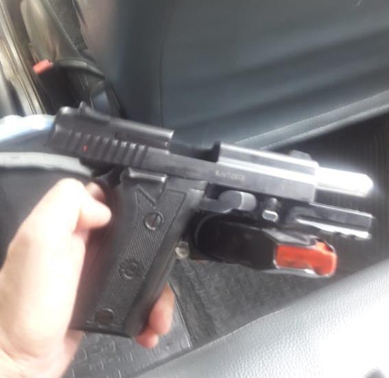 Pistola do agente Edmar Lima, que, pelas últimas informações pode ter sido utilizada para matar sua namorada e ter tirado sua própria vida