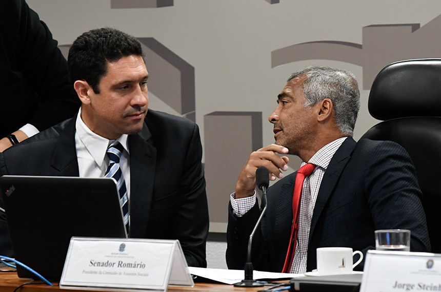 Presidente da Acad, Gustavo Borges e o Presidente da Comissão de Assuntos Sociais, senador Romário