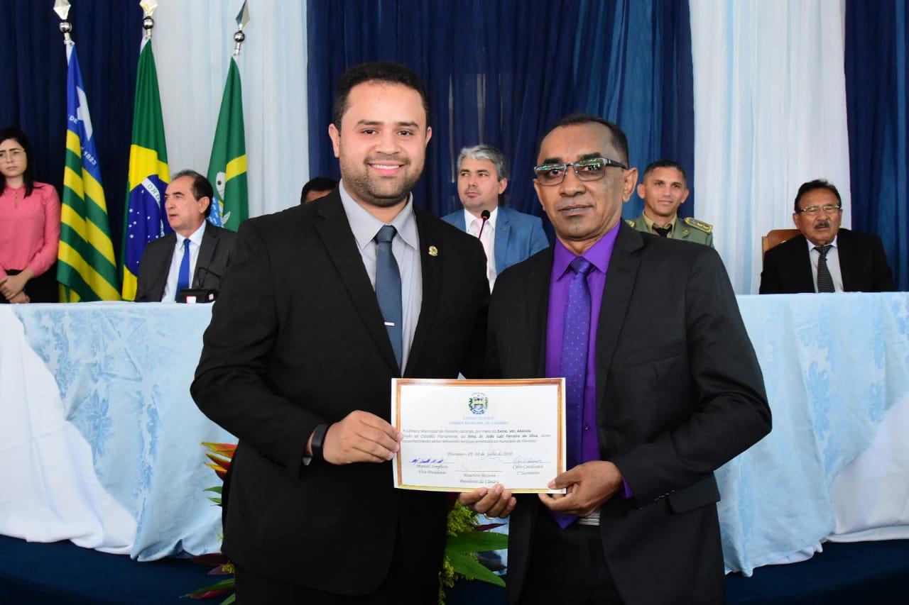 Registro do diretor da Penitenciária de Vereda Grande, João Luís recebendo título de cidadão Florianense