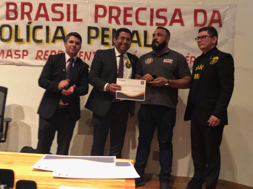 Sandro Abel, do Depen participa com Leandro Allan de entrega de homenagens a dirigentes da Agepen-BR