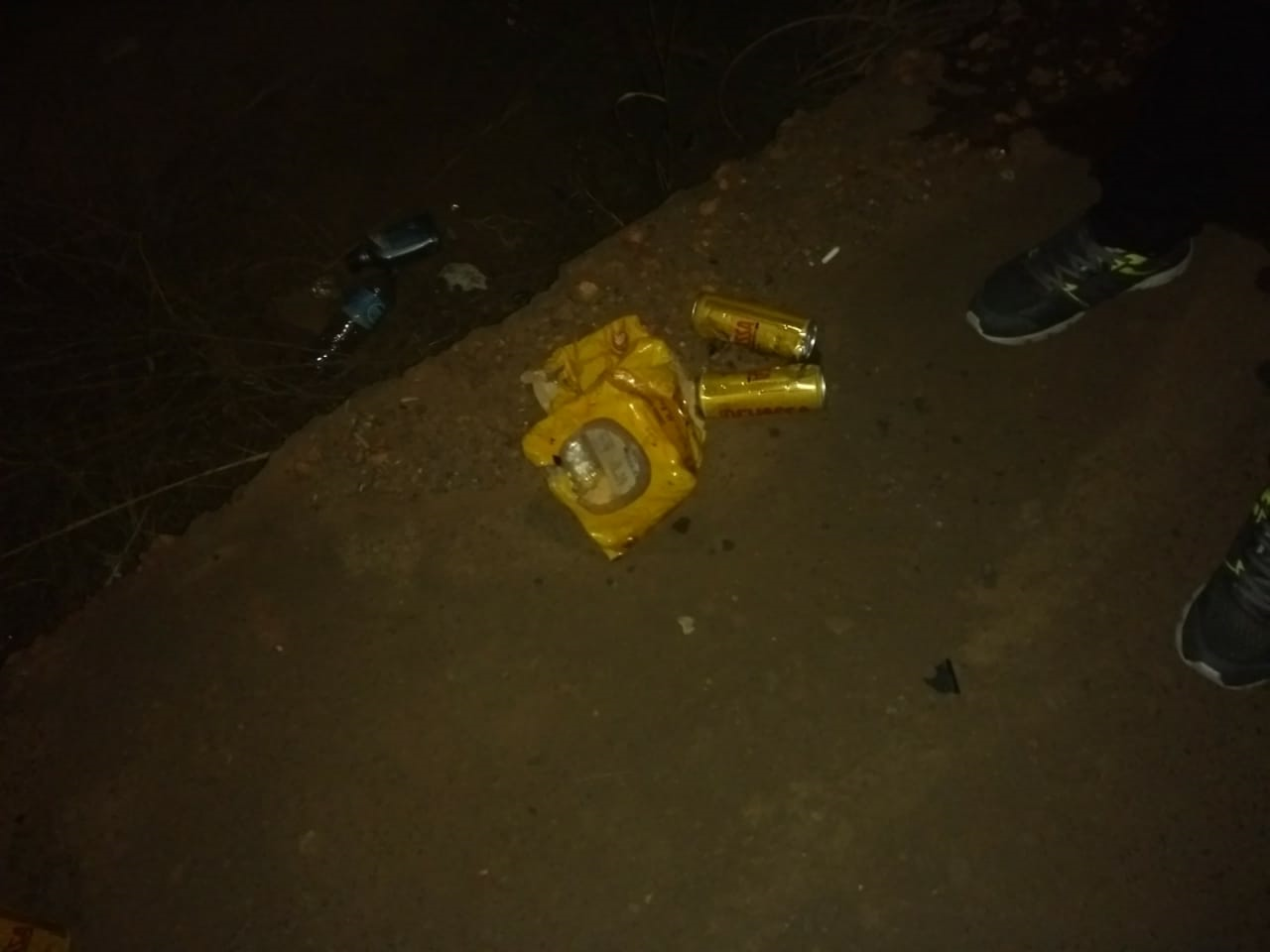 Vasilhames de bebida alcóolica encontrados no interior da Hilux