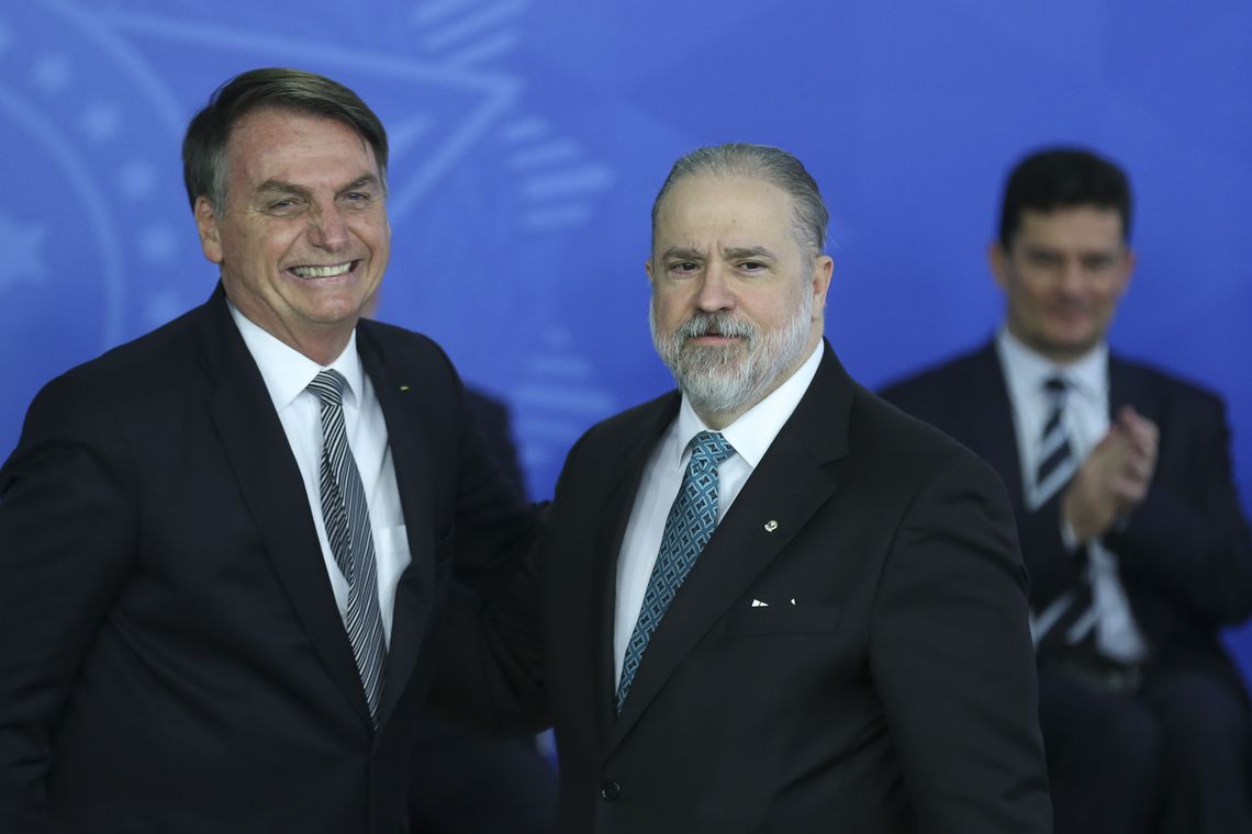 Augusto Aras que posa pra foto ao lado do presidente Bolsonaro