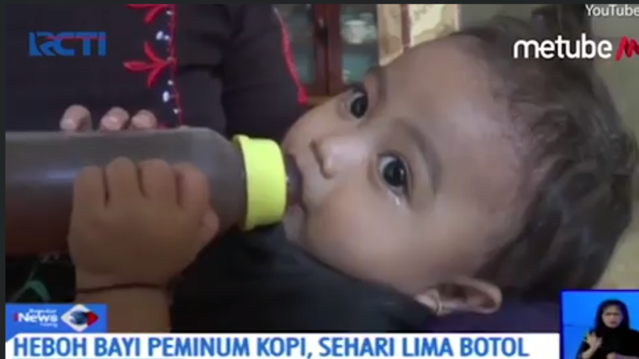Criança na Indonésia é viciada em café aos 14 meses de idade