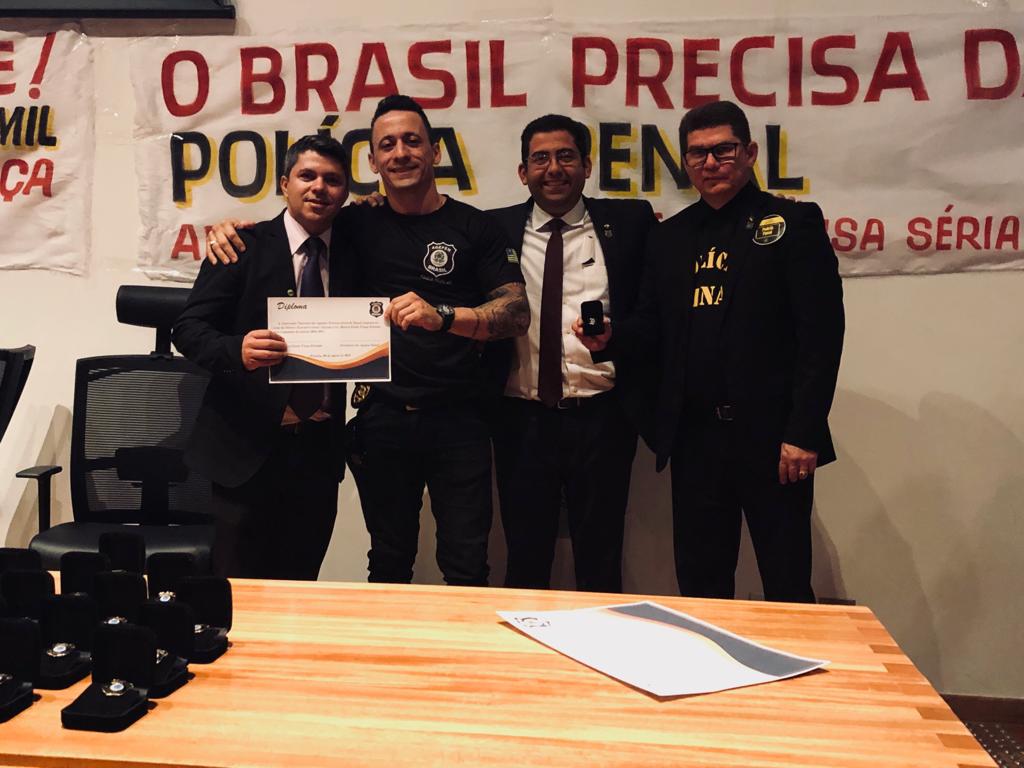 Diretor da DIRPP (Depen), Sandro Abel, faz entrega de certificado a Marcos Paulo Furtado do Piauí