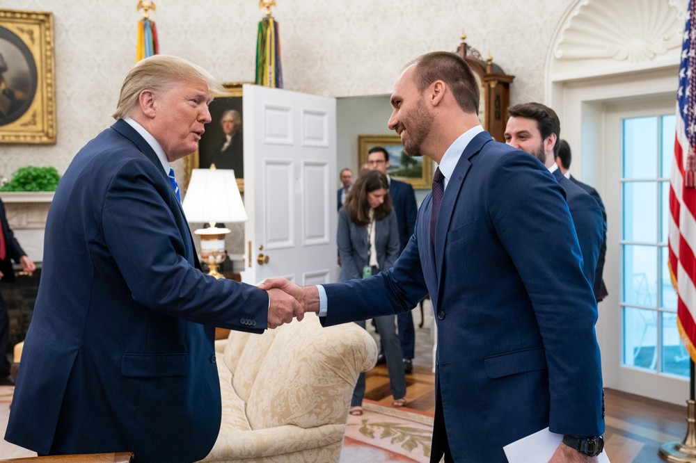 Eduardo Bolsonaro em encontro com o presidente Donald Trump na Casa Branca