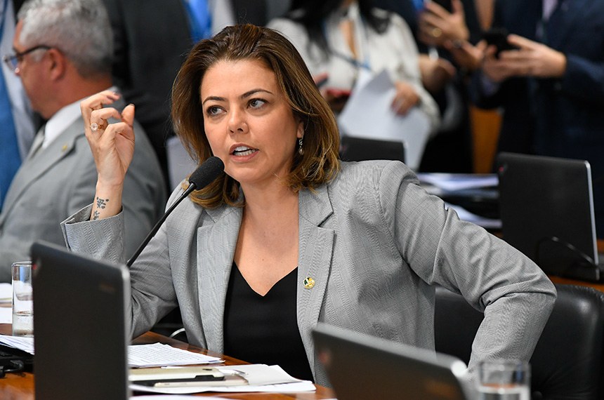 Ex-jogadora de vôlei, senadora Leila Barros apresentou projeto com objetivo de proteger torcedoras de assédio e outras formas de violência nos ambientes esportivos