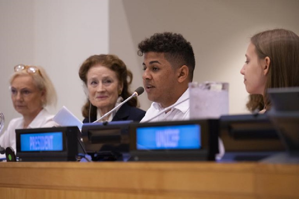 Felipe Caetano discursa na abertura da sessão do Conselho Executivo do UNICEF, ao lado da diretora-executiva da organização, Henrietta Fore, e da adolescente norte-americana Alexandria Villaseñor