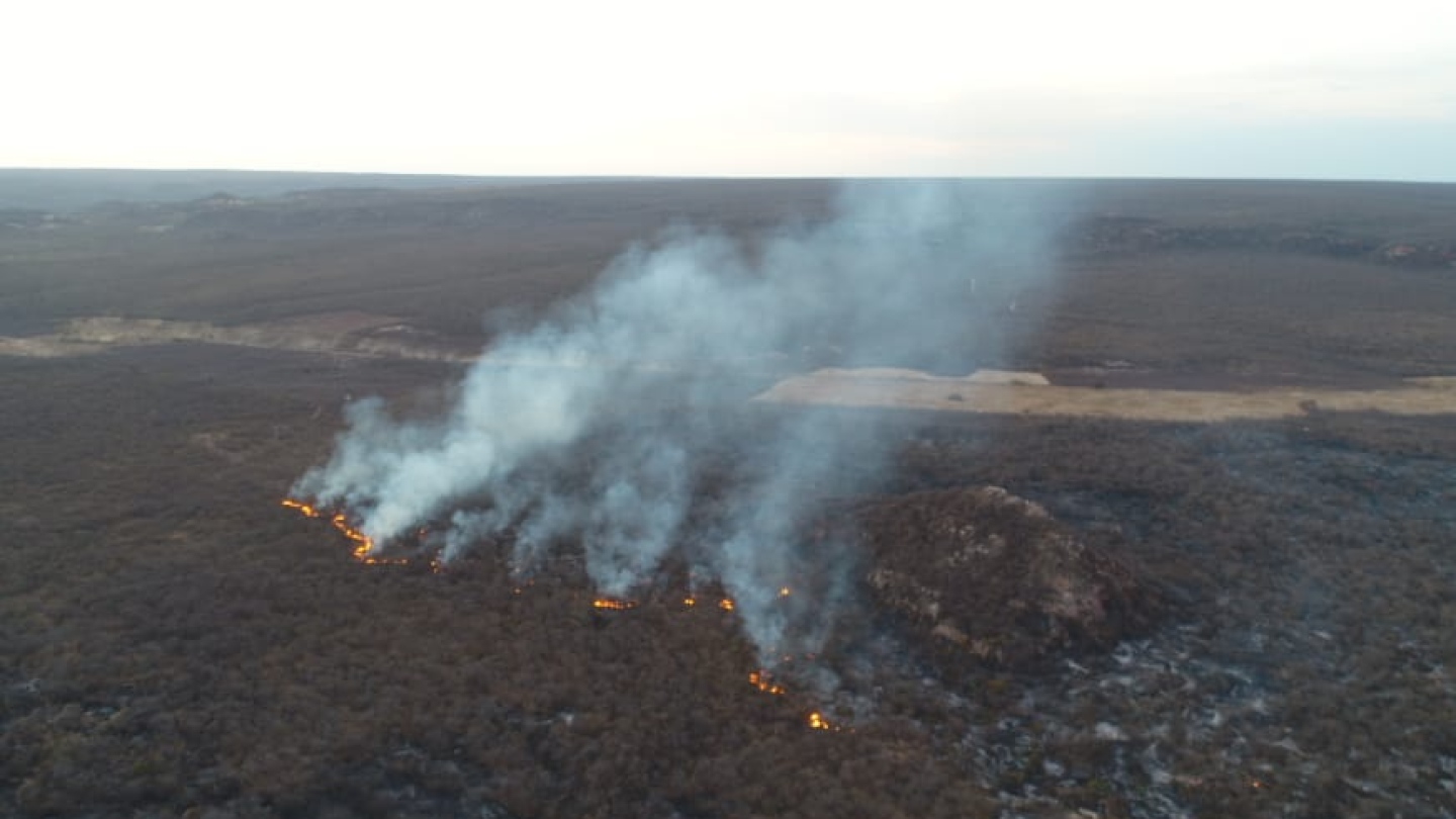 Incêndio em Parambu ocorre há quatro dias e atinge propriedades na proximadade da divisa com o Piauí