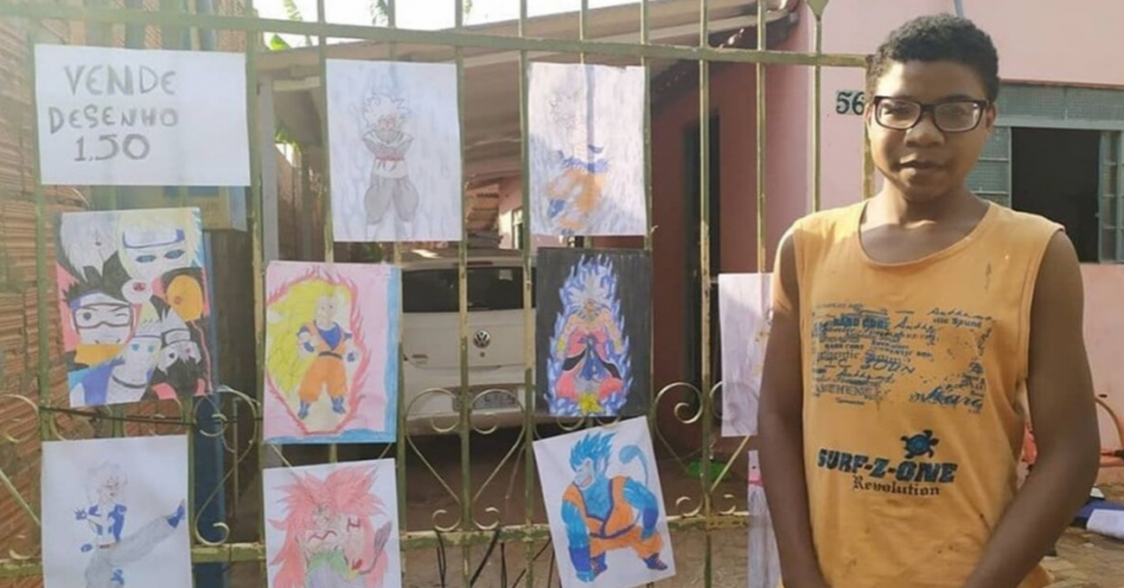 Jovem vende desenhos na porta de casa para ajudar família