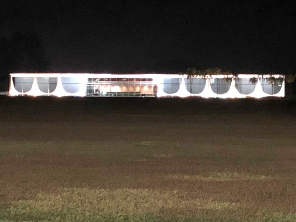 Palácio da Alvorada, foto tirada da área externa de segurança na noite do dia 18 de setembro