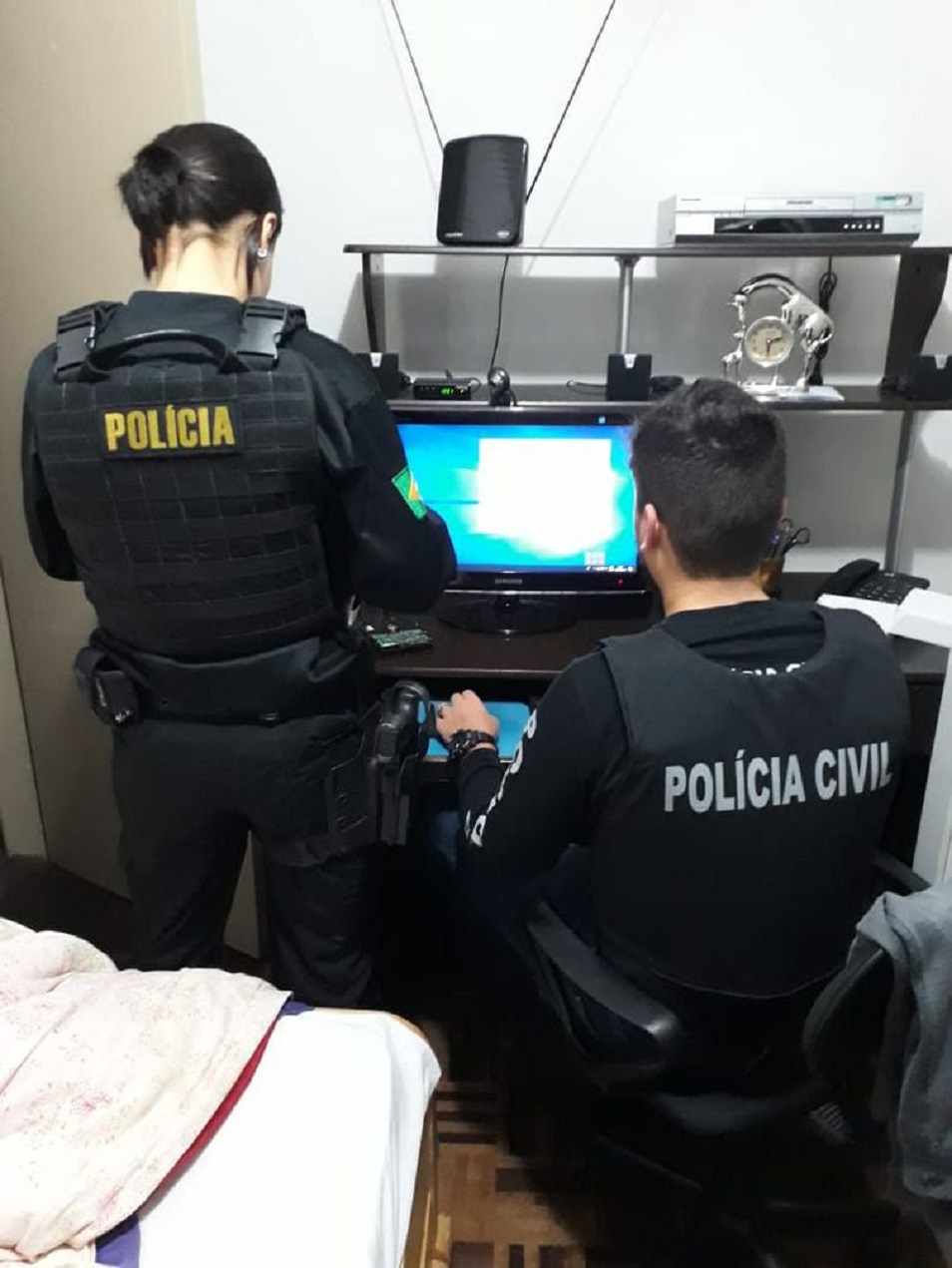 Policiais federais e civis cumprem mandados de busca e apreensão em 14 estados e no Distrito Federal.