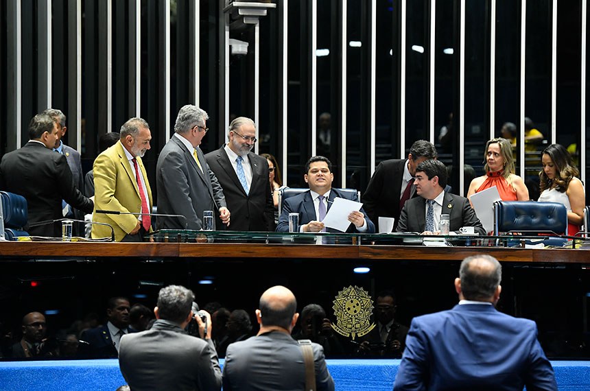 Presidente do Senado, Davi Alcolumbre anuncia Augusto Aras como aprovado para a PGR