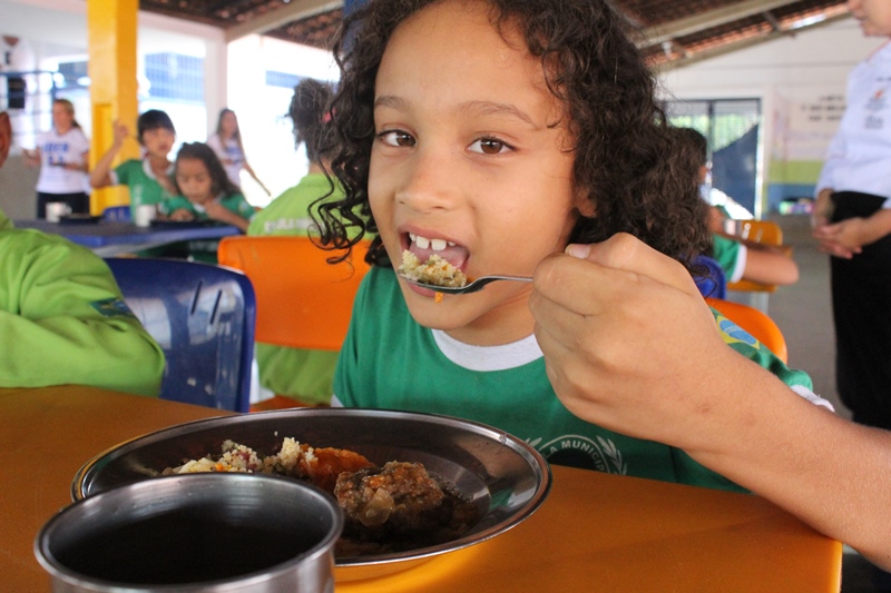 Além de garantir uma alimentação mais saudável para os estudantes, a chamada pública incentiva à geração de renda entre fornecedores individuais, grupos formais ou informais de agricultores familiares