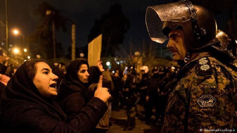 Até 3.000 pessoas foram às ruas de Teerã protestar contra o governo no domingo