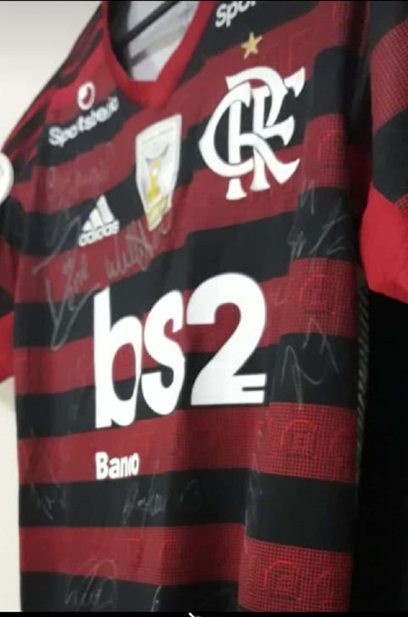 Camisa oficial autografada pelos jogadores do Flamengo