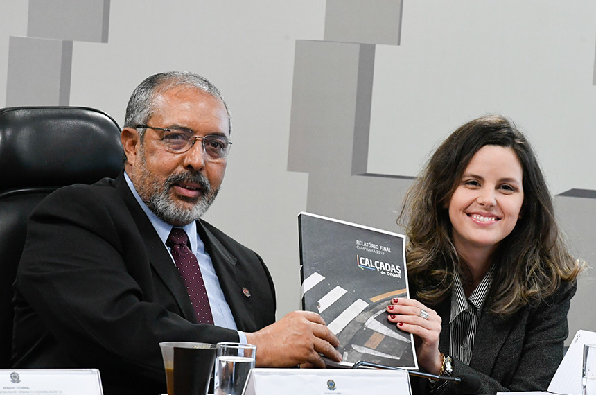 Durante a reunião, Marília Hildebrand, do portal Mobilize Brasil, entregou a Paulo Paim o relatório Calçadas do Brasil 2019