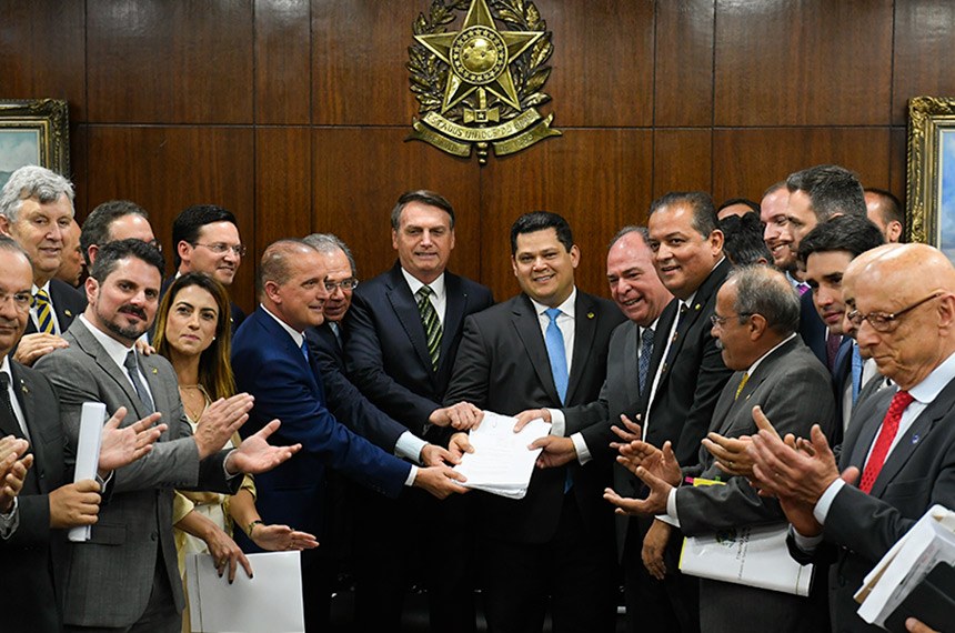 Em novembro, o presidente Jair Bolsonaro, acompanhado pelo ministro da Economia, Paulo Guedes, entregou ao presidente do Senado, Davi Alcolumbre, as propostas do Plano Mais Brasil