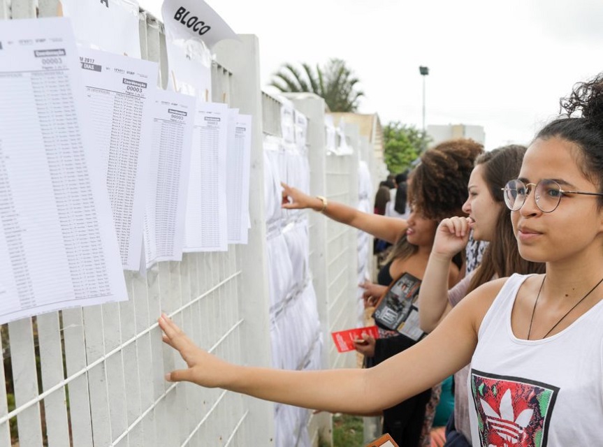 Estudantes em Brasília no 1º dia de provas do Enem em 2017; Exame é a principal forma para se conseguir um contrato no Fies