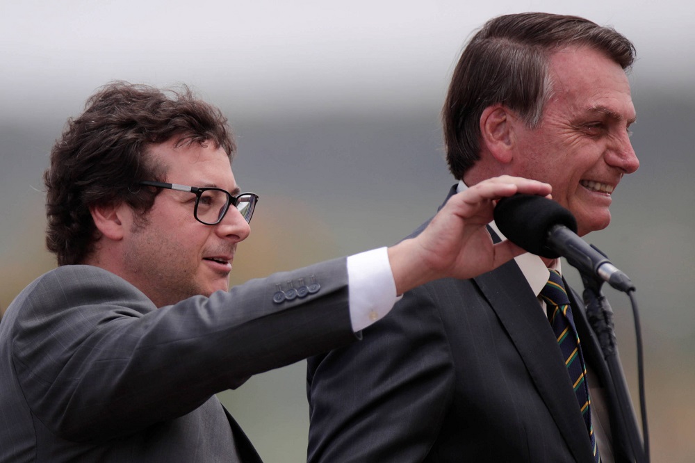 Fabio Wajngarten, chefe da Secom, e Jair Bolsonaro durante cerimônia no Palácio da Alvorada, em Brasília