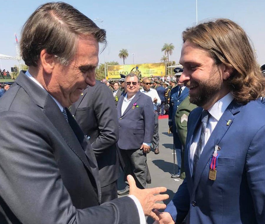 Foto de agosto de 2019, o presidente Jair Bolsonaro entrega Medalha do Pacificador ao secretário-executivo da Casa Civil, Vicente Santini, destituído do cargo após usar um jato da FAB