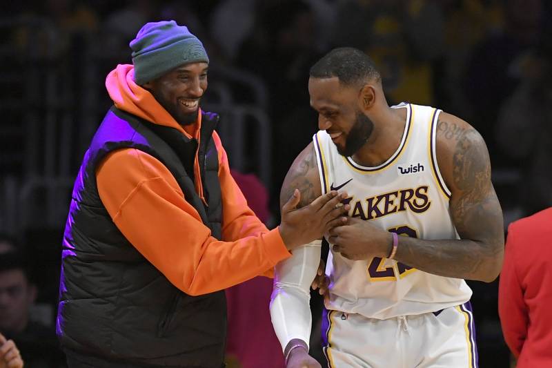 Kobe e Lebron se cumprimentando durante jogo dos lakers na atual temporada