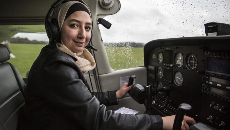 Maya Ghazal, de 20 anos, em frente ao avião em que fará seu primeiro voo solo,