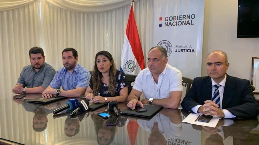 Ministra da Justiça do Paraguai, Cecilia Pérez (ao centro), em coletiva de imprensa após fuga em massa dos integrantes do PCC