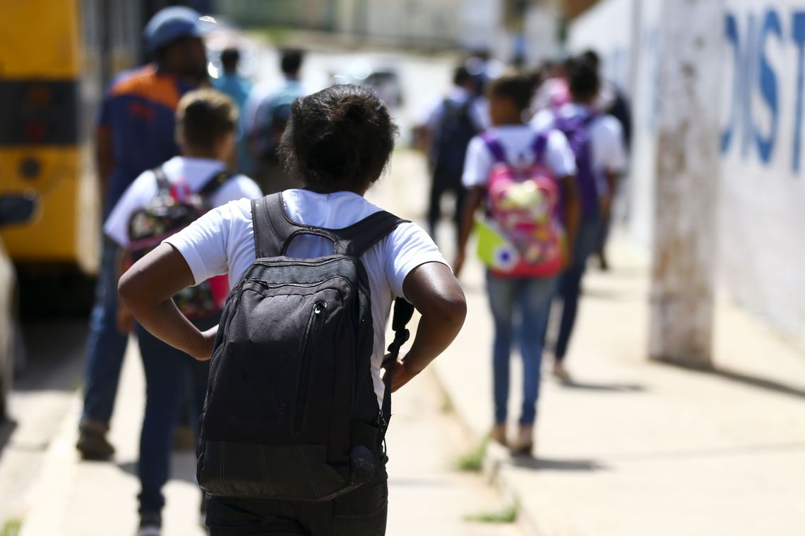 Mochilas pesadas durante a fase escolar podem acarretar problemas na vida adulta