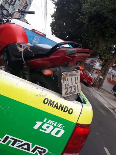 Motocicleta recuperada pela Polícia Militar (Foto: PM PI) Motocicleta recuperada pela Polícia Militar (Foto: PM PI)