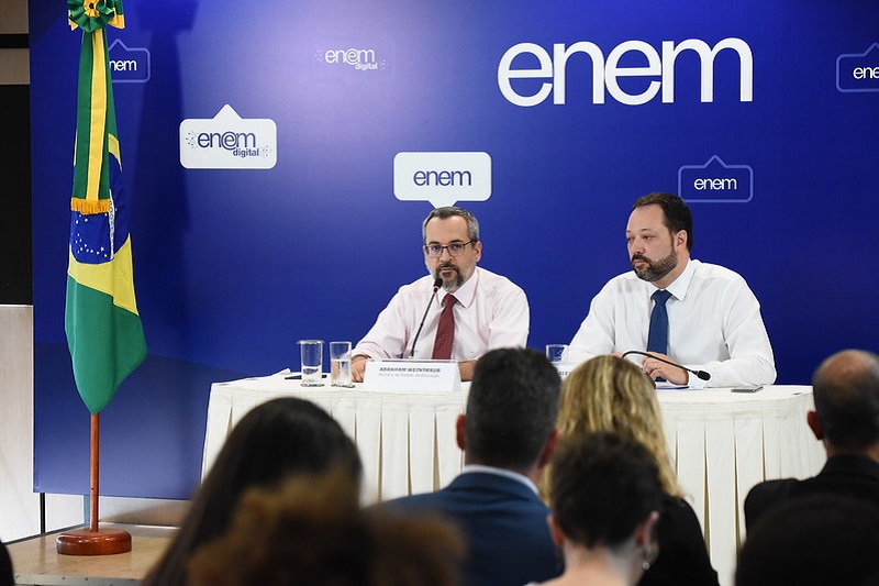 O ministro da Educação, Abraham Weintraub, fala sobre o Enem junto com o presidente do Inep, Alexandre Lopes