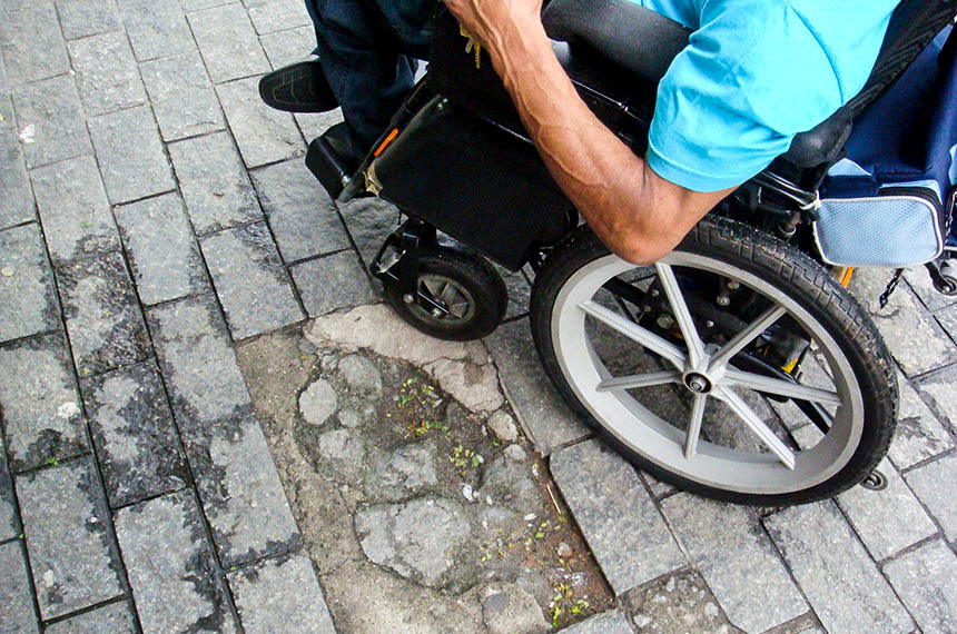 O Projeto de Lei (PL 8.331/15), atualmente tramitando na Câmara dos Deputados, é mais um a fixar parâmetros técnicos, entre os quais a exigência de calçadas com piso tátil