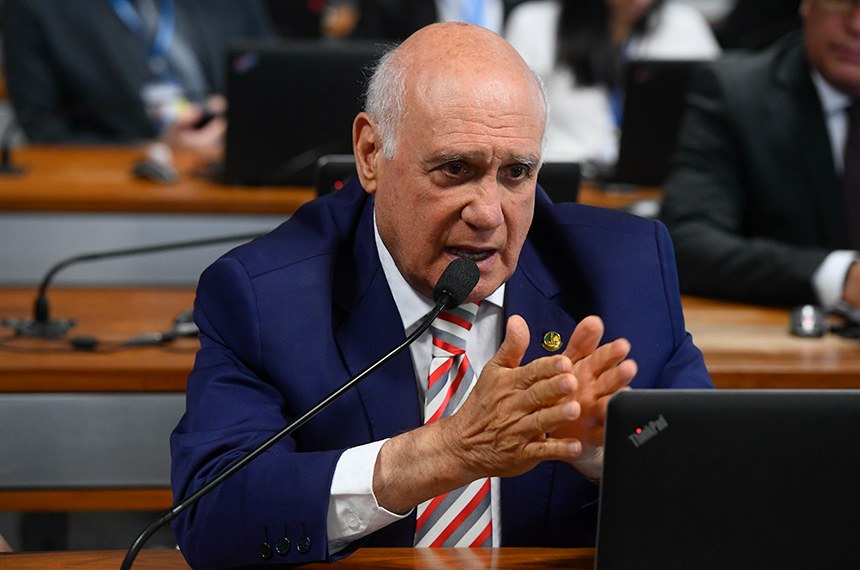 O senador Lasier Martins (Podemos-RS) é o autor da PEC 35/2015, que tem relatório do senador Antonio Anastasia (PSDB-MG)