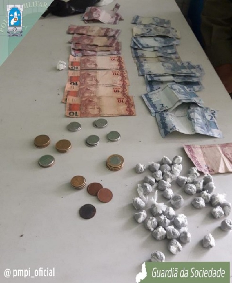 Por volta das 12h de sexta-feira (17), a guarnição da viatura 830 realizando rondas pelo Bairro Recanto dos Pássaros foi informada sobre a comercialização de entorpecentes