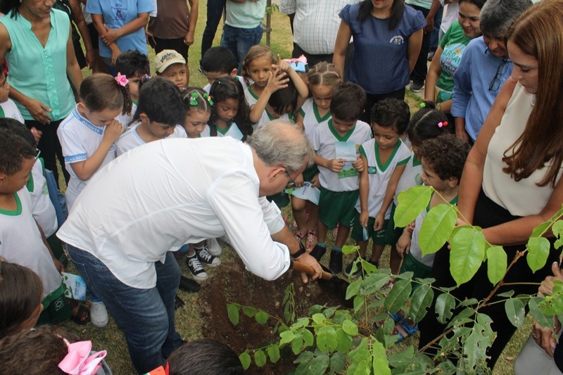 Prefeito de Teresina, Firmino Filho participando da plantação de mudas em escola