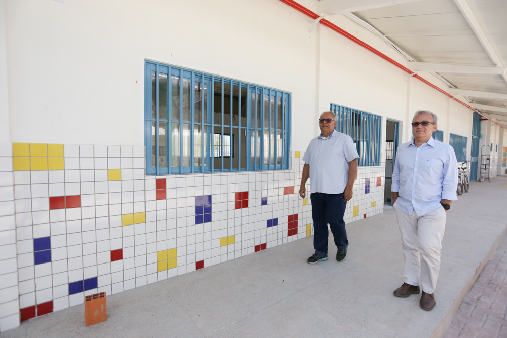 Prefeito Firmino Filho durante visita as escolas Municipais