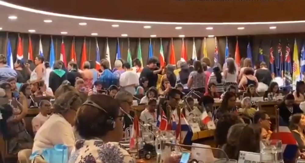 Protesto no Chile durante discurso da ministra Damares