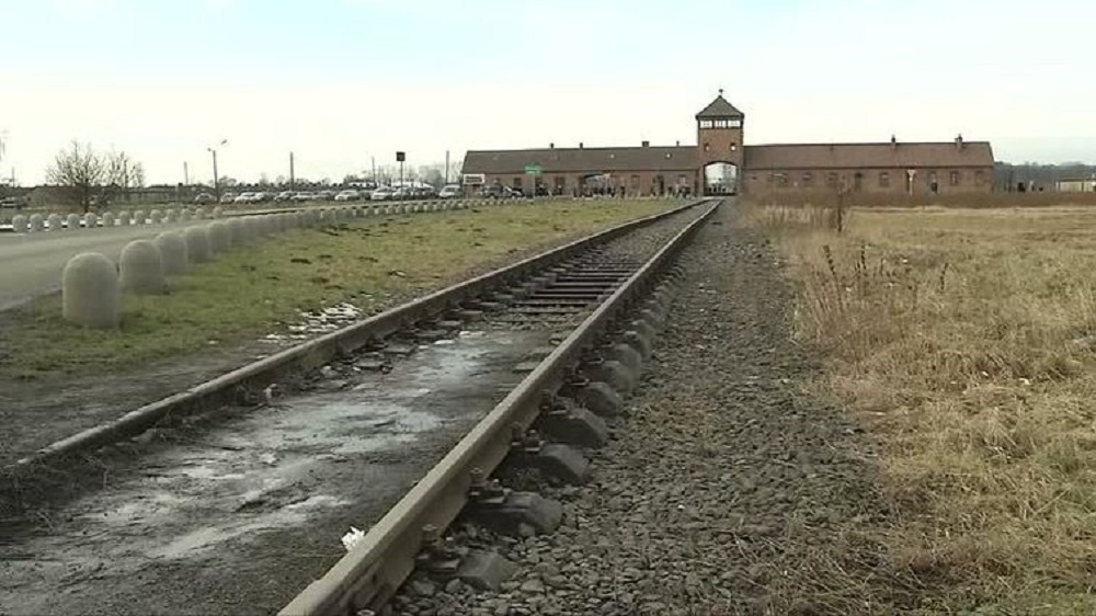 Rota de trem que levava à estação de Auschwitz, onde judeus eram distribuídos em três campos diferentes