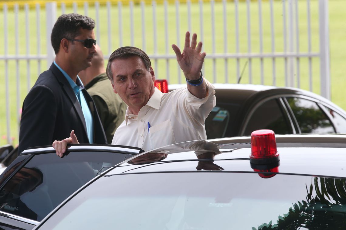"Temos de preparar a opinião pública, caso contrário, vocês [da mídia] me massacram; arrebentam comigo”, disse Bolsonaro ao deixar o Palácio do Alvorada, a caminho do Palácio do Planalto