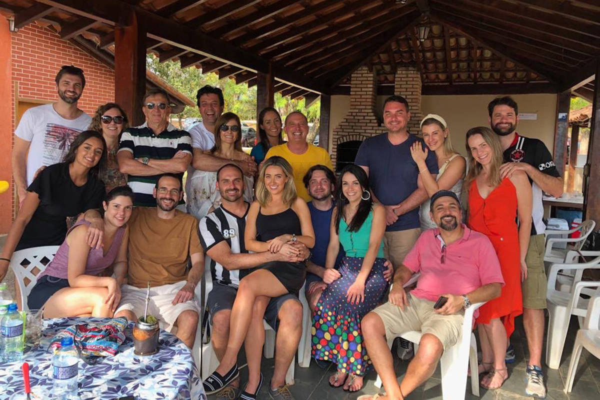 Vicente Santini (agachado, de azul, ao centro) em momento de lazer com Eduardo e Flávio, filhos do presidente Bolsonaro, em setembro de 2019