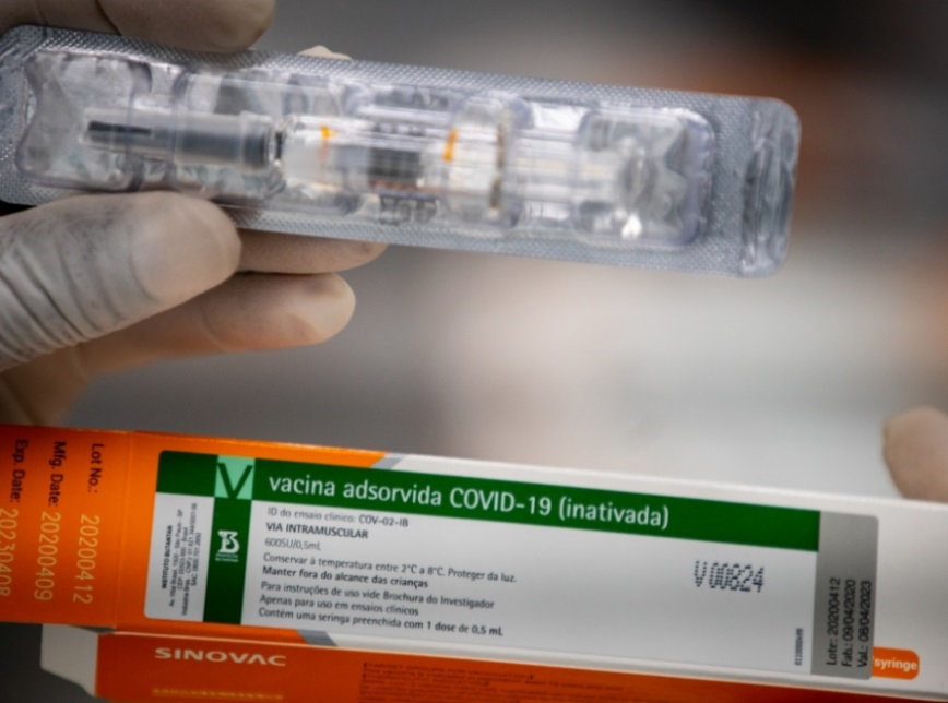 A vacina contra a COVID-19 desenvolvida pela chinesa Sinovac está sendo testada no Brasil