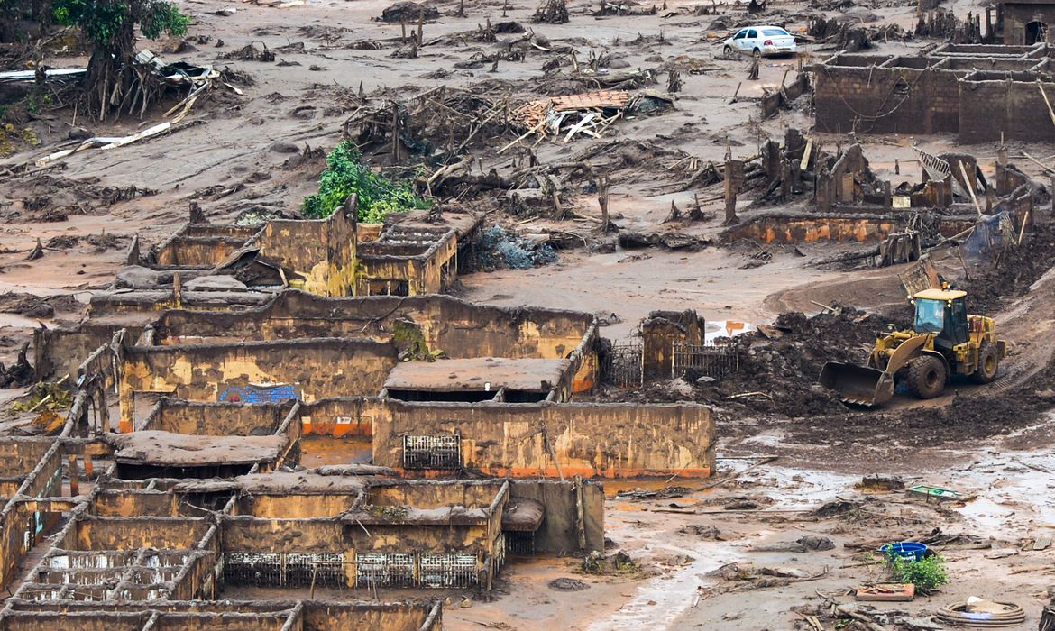 Área afetada pelo rompimento de barragem no distrito de Bento Rodrigues, zona rural de Mariana, em Minas Gerais