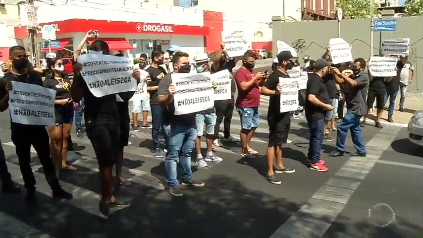 Artistas realizam protesto e interditam Avenida Frei Serafim em Teresina