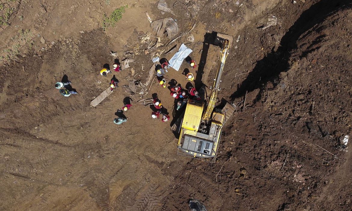 Bombeiros encontram corpo que pode ser vítima de tragédia em Brumadinho