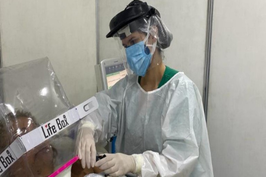 Capacete tipo bolha para evitar intubação de pacientes